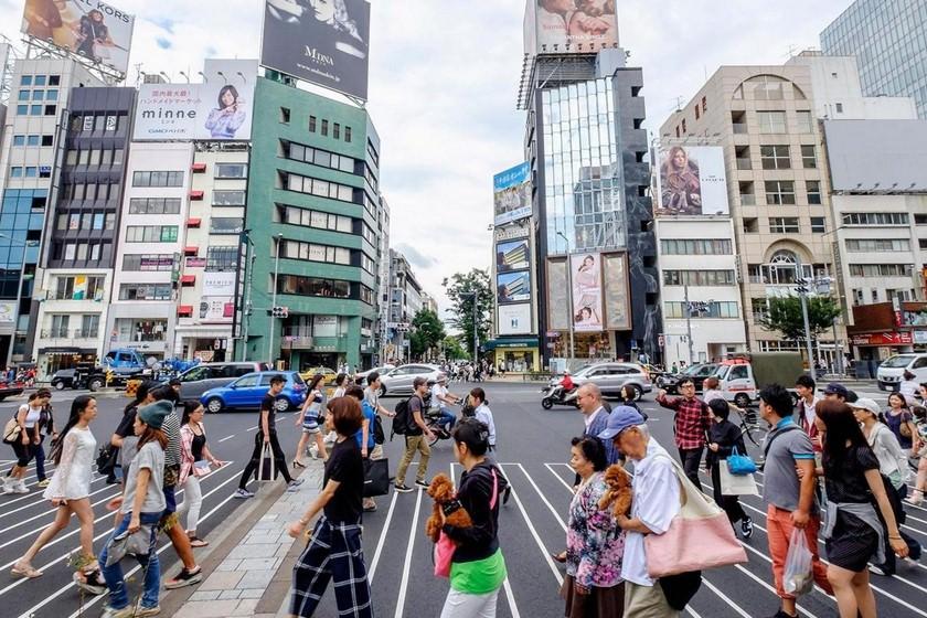 عبور و مرور مردم از ژاپن از خط کشی عابر پیاده