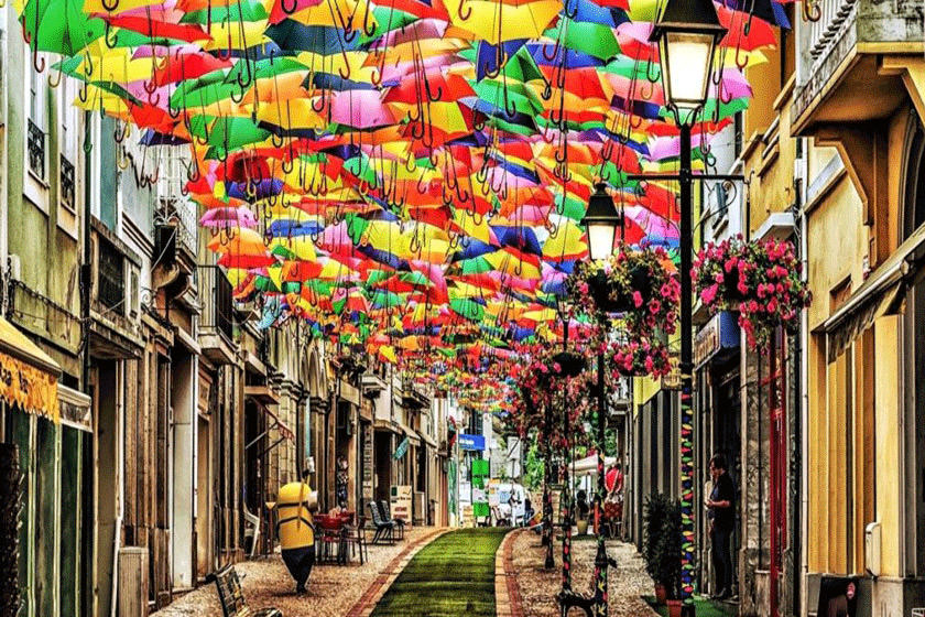 چترهای رنگارنگ، سقف خیابان های آگدا در پرتغال