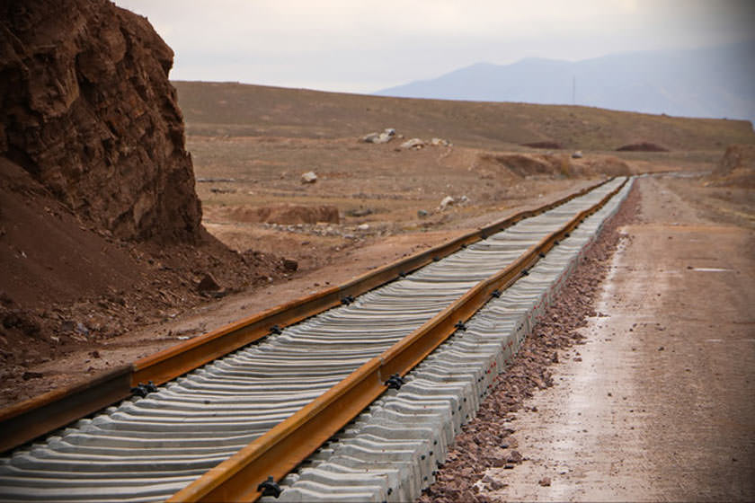 پروژه ریل گذاری راه آهن چابهار - زاهدان آغاز شد