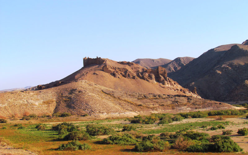 پوشش گیاهی و شن های سرخ در اطراف قلعه سموران