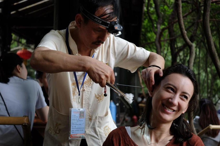 با سنت عجیب پاک کردن گوش در چین آشنا شوید