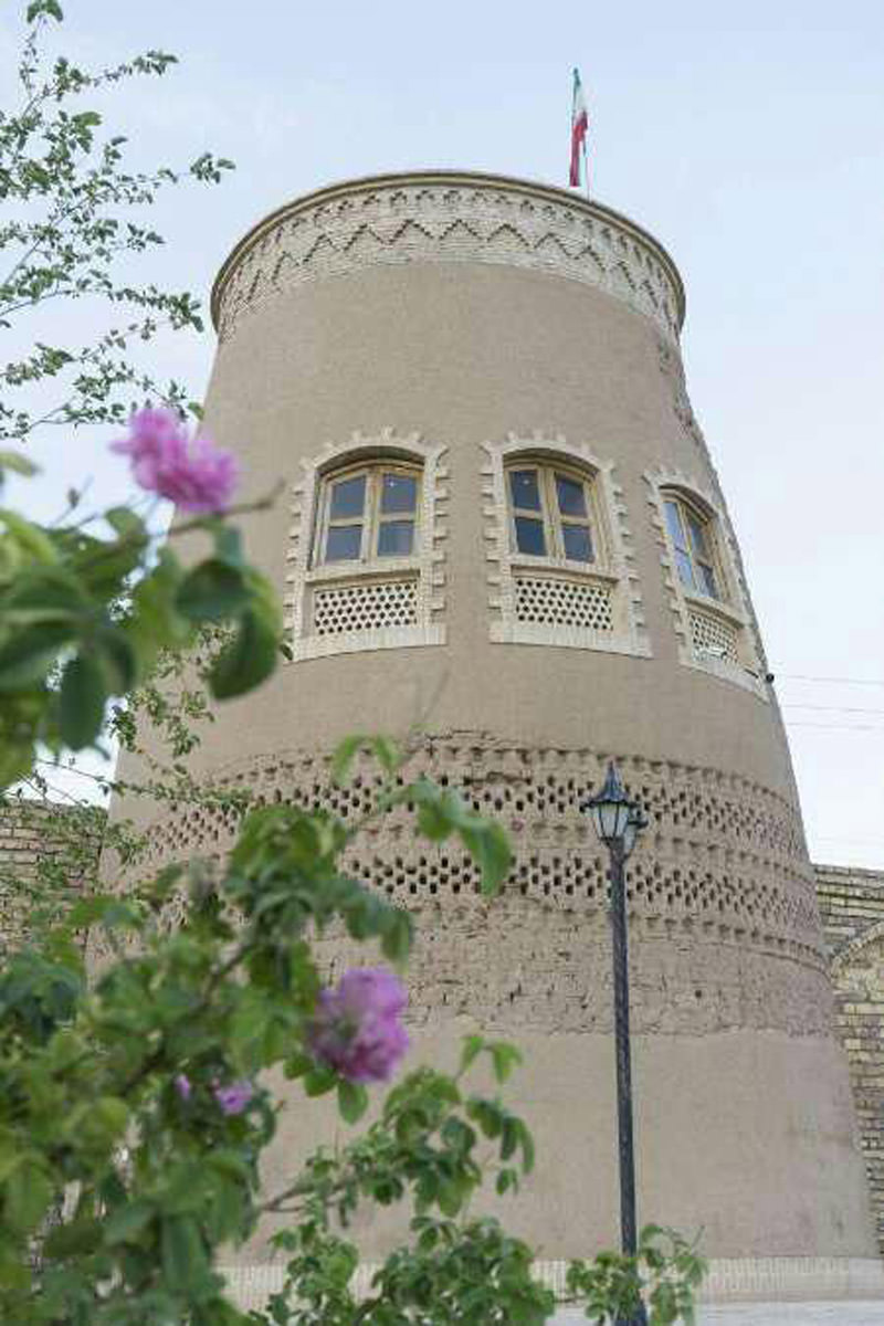 برج مدور و بنای خشتی خانه باغ تاریخی شاکر