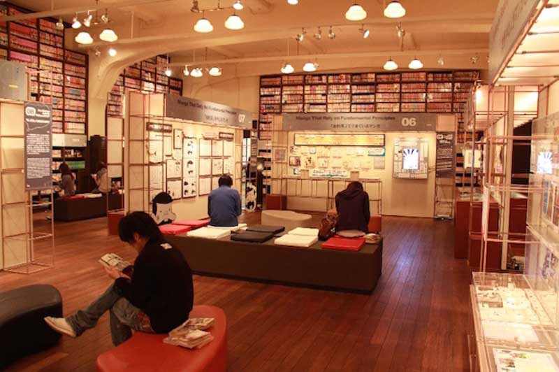 بازدیدکنندگان در حال مطالعه در موزه ملی مانگا کیوتو، ژاپن