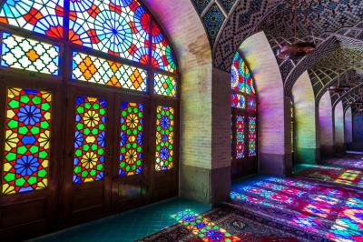 زیباترین شیشه کاری های جهان را در مساجد و کلیساها به تماشا بنشینید