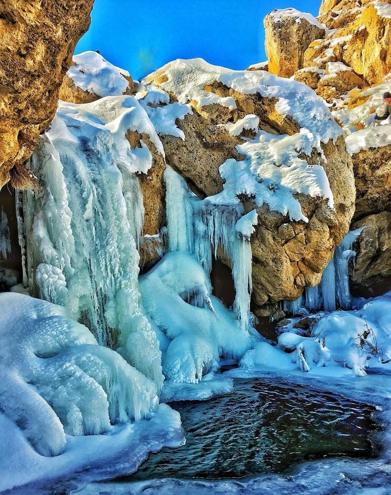 آبشار یخ زده و منظره زمستانی ممکان