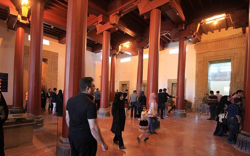 موزه تخت جمشید، موزه‌ ای در یک کاخ