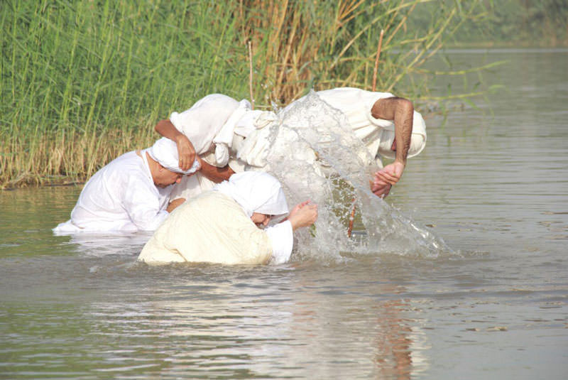 غسل تعمید مندائیان