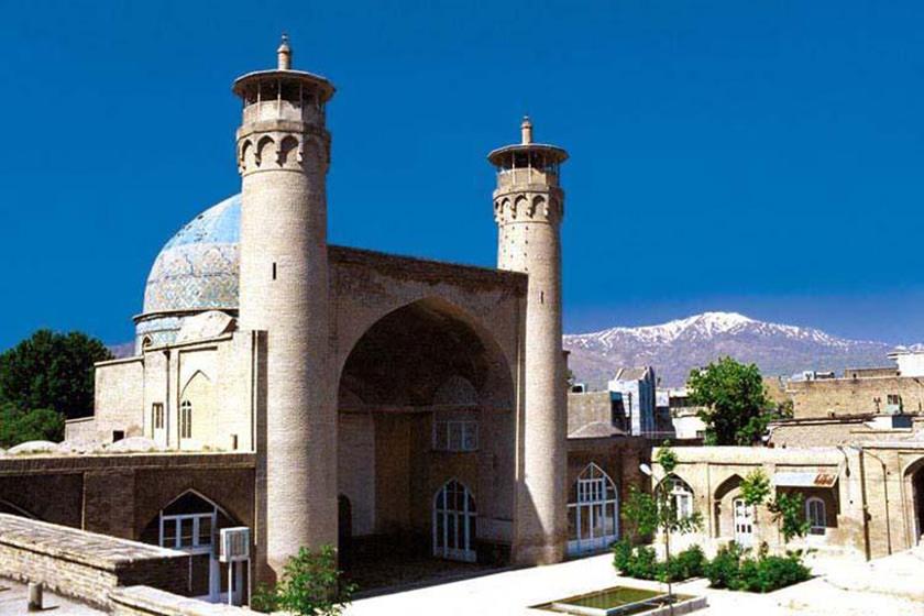  محوطه و حوض مسجد جامع بروجرد با نمای کوهستان