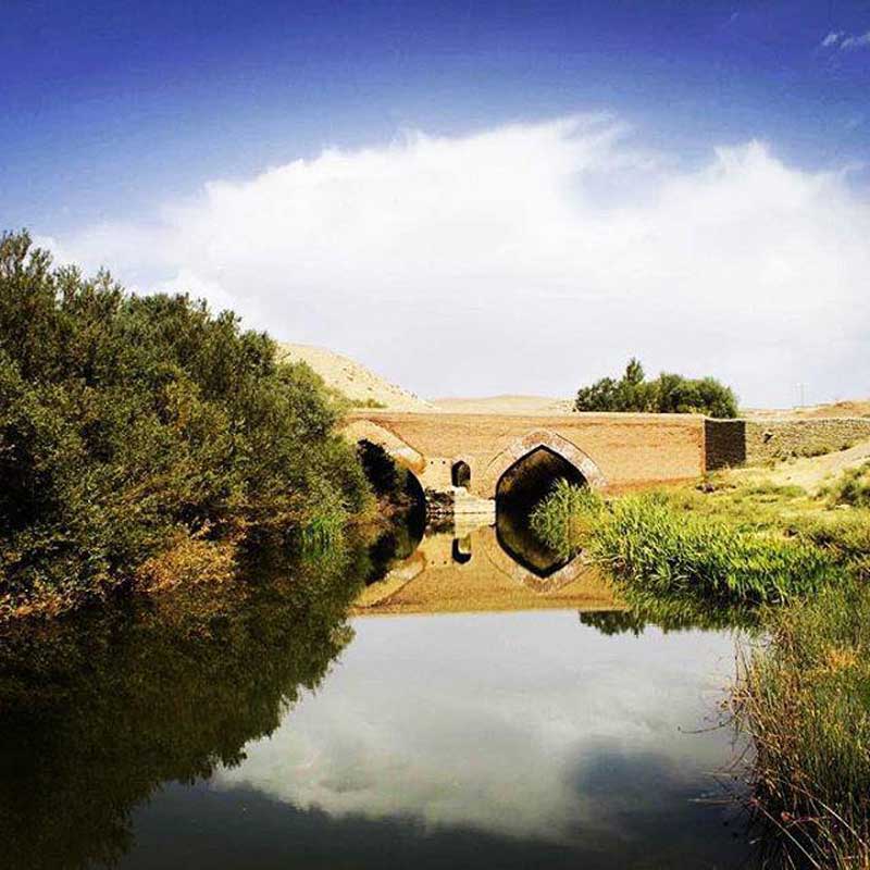 انعکاس تصویر پل ساروق در رودخانه