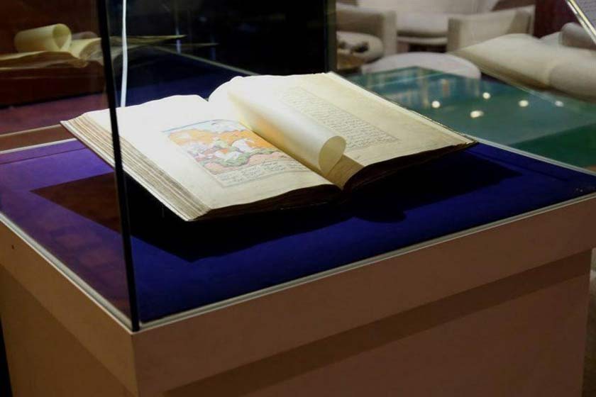 نمایش نسخه خطی اسکندرنامه نظامی در موزه کتابخانه سلطنتی نیاوران