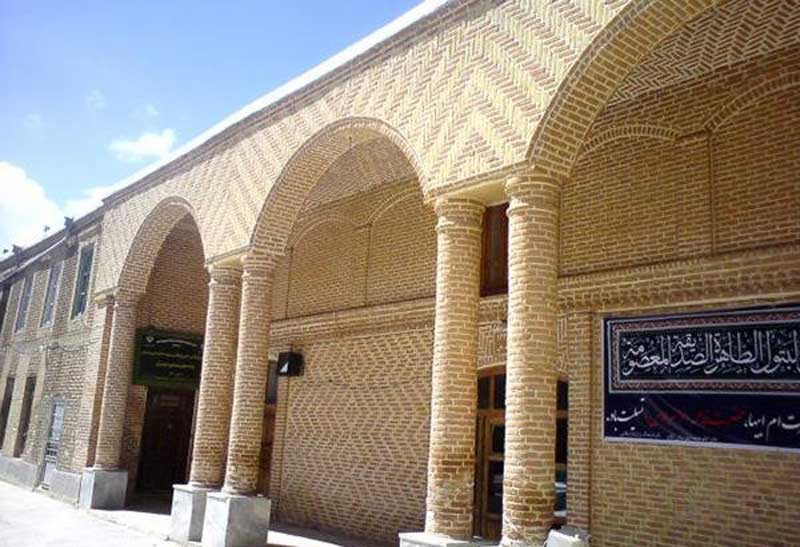 مسجد جامع تکاب ستون های آجری 