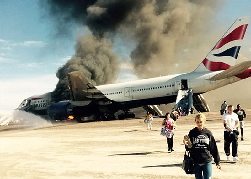 مسافران در حال خروج از هواپیما پس از سانحه هوایی