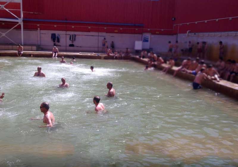 استخر مردانه و مردم در حال شنا در آبگرم گاومیش گلی