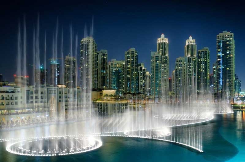 آب نمای دبی در مقابل برج های بلند مسکونی 