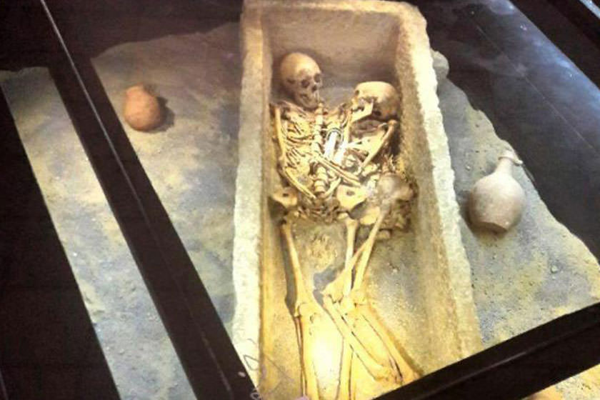 نمایش تابوت سنگی زن و مرد اشکانی ۲۵۰۰ ساله در موزه هگمتانه