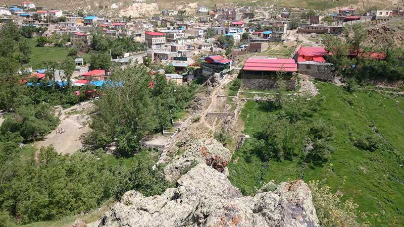 خانه های روستایی و منطقه سرسبز روستای بیله درق