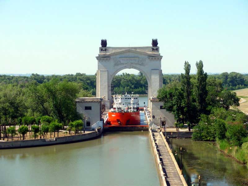 کشتی در حال عبور از کانال ولگا دن (Volga Don Canal)