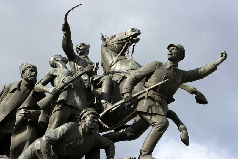 تندیس شاپف و سربازان شوروی سابق (Chapaev Monument)