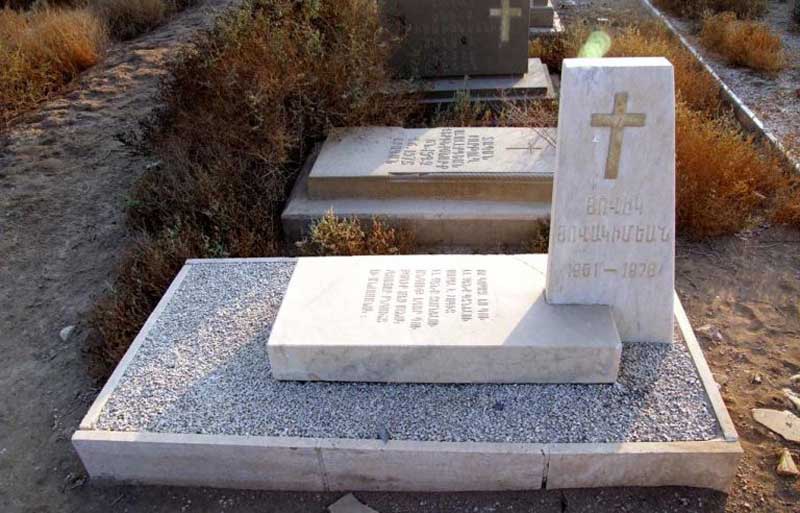 صلیب نصب شده بر سنگ قبر در آرامگاه ارامنه ساکن در آبادان