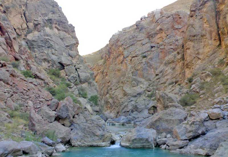 آب های خروشان در میان صخره ها در آبشار قلعه جوق