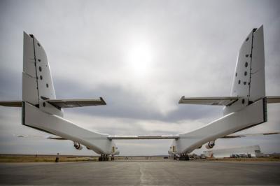 بزرگترین هواپیمای جهان روی باند پرواز