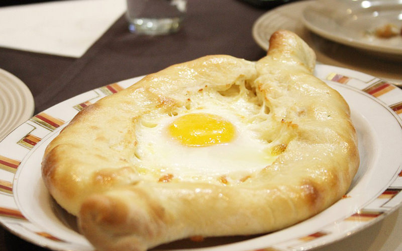 خاچاپوری متشکل از نان و تخم مرغ و پنیر