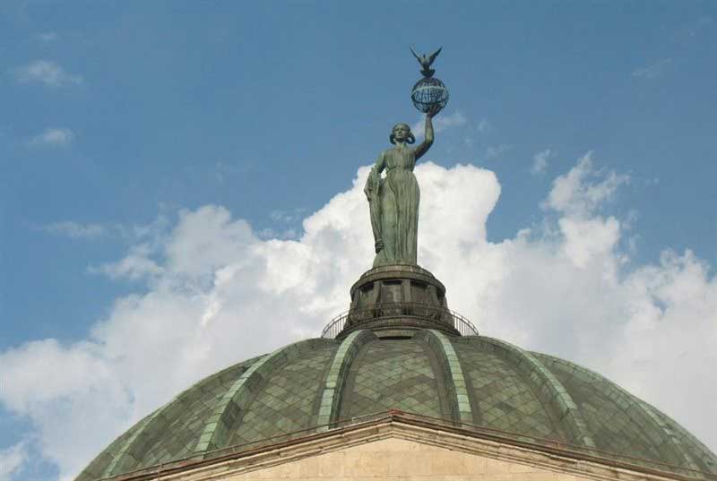 مجسمه زن و قفس پرنده در پلانتاریوم (Palentarium)