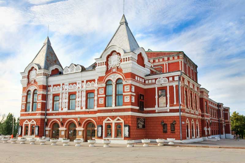 نمای قرمز رنگ سالن تئاتر آکادمیک ماکسیم گورکی (Maksim Gorky Samara Academic Drama Theatre)