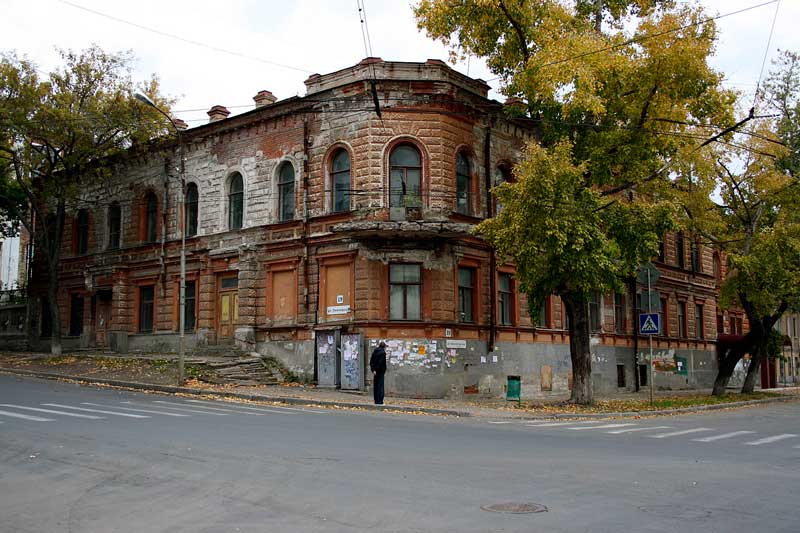 منظره پاییزی عمارت نرونف (Neronov’s Mansion)