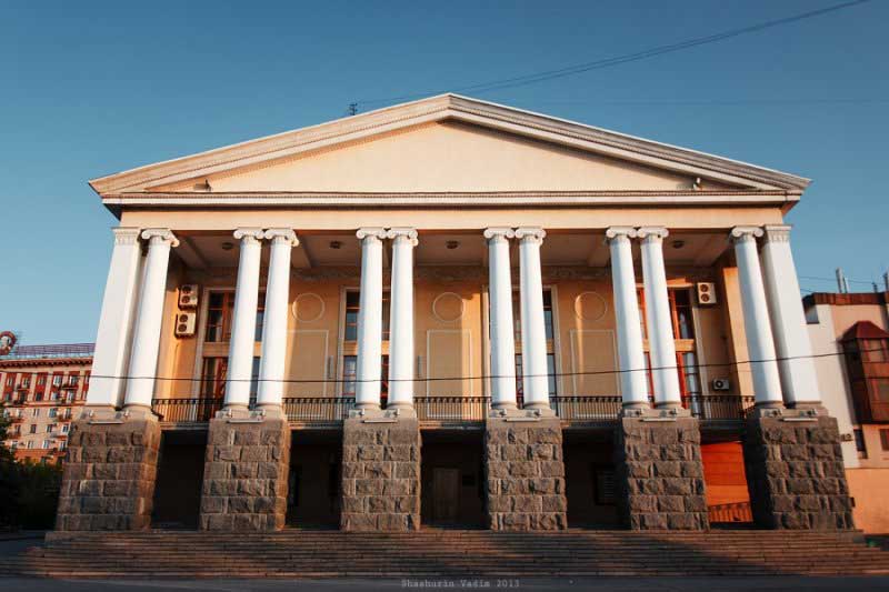 ستون های ورودی تئاتر موزیکال شهری موزکومدیا (Muzkomediya Municipal Musical Theater)