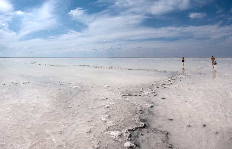 گردشگران در حال پیاده روی در دریاچه نمک التون (Salt Lake Elton)