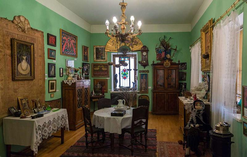 غرفة جلوس وطاولة وثريا في متحف سيرجي