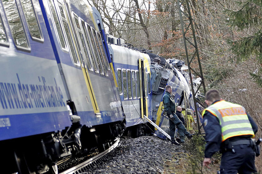 برخورد دو قطار در آلمان؛ ۲ کشته و ۱۴ مجروح