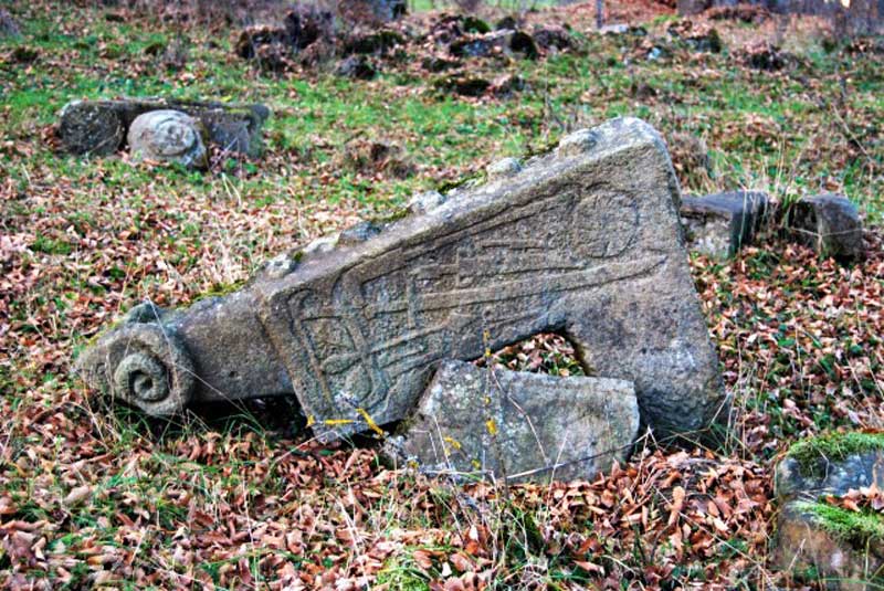 سنگ قبرهای غجیب در گورستان قرون وسطایی (Medieval Cemetery Lirik)
