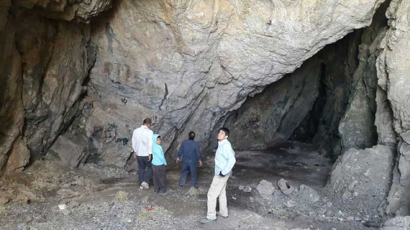 گردشگران در حال بازدید از غار گاو خور