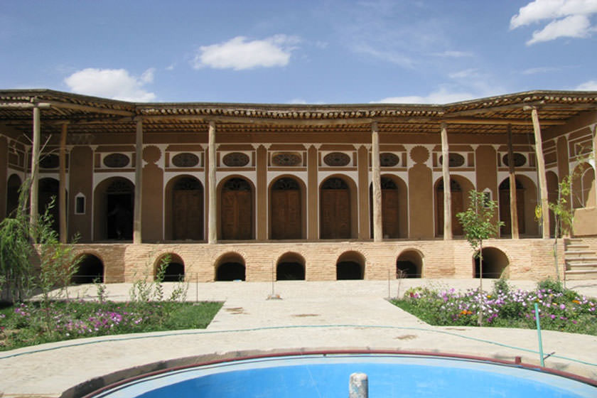 قلعه بارده تنها قلعه بازمانده از خوانین چهارلنگ
