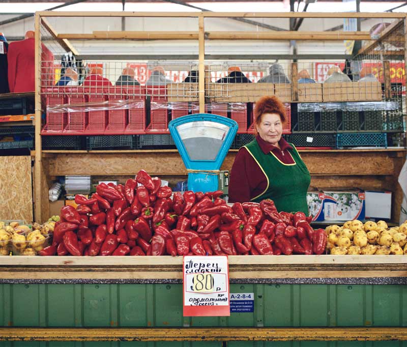 بانوی میوه فروش در بازار مرکزی کالینینگراد (Kaliningrad Central Market)