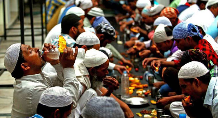 مسلمانان در حال شرکت در مراسم افطار