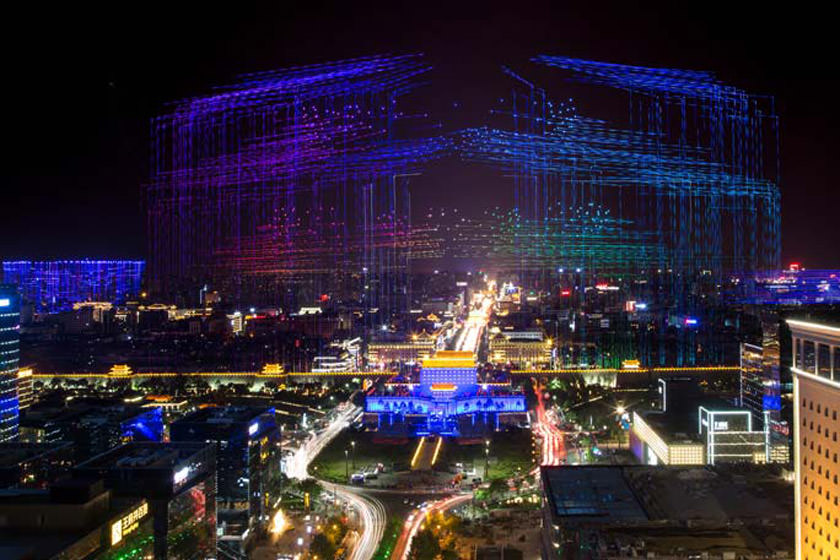 نمایش خیره کننده بیش از ۱۳۰۰ پهباد بر فراز آسمان شهر چین