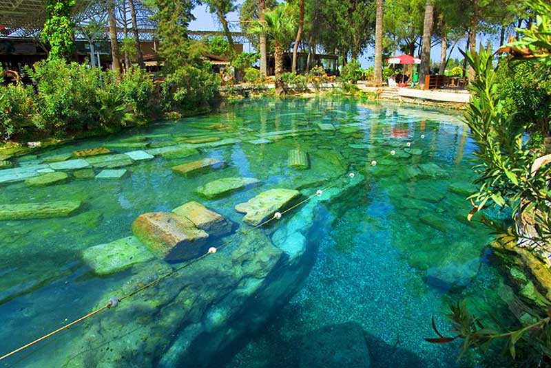 آب زلال در استخر باستانی پاموکاله (Pamukkale Antique Pool)
