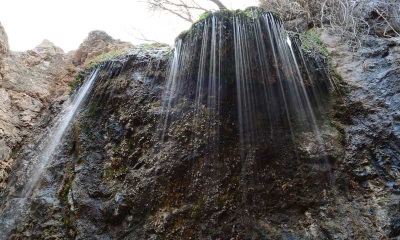 رشته های آب جاری از آبشار هندس