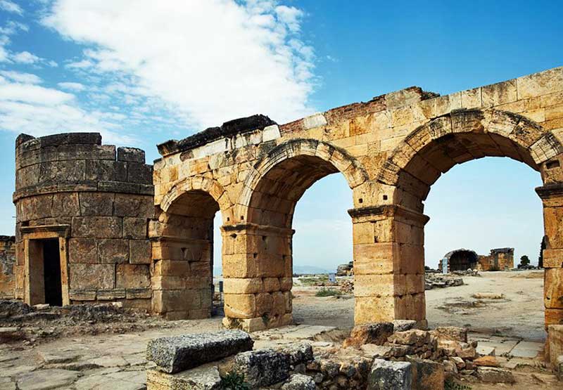 ستون ها و پل های ویرانه های شهر تاریخی هیراپولیس (Hierapolis City Ruins)
