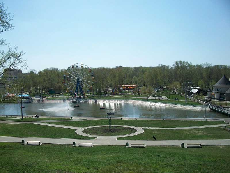 چرخ و فلک و دریاچه پارک پوشکین (Pushkin’s Park)