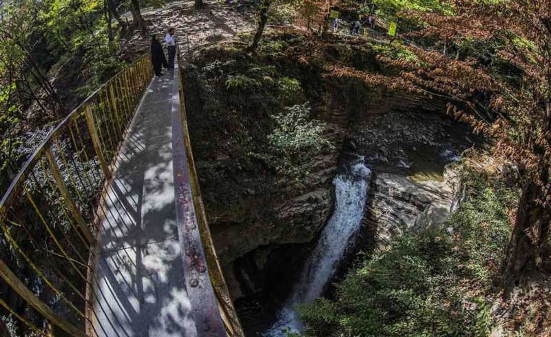 پل فلزی و مسیر دسترسی به آبشار ویسادار