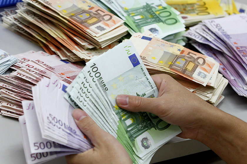 سقف ارز همراه مسافر به داخل کشور ۱۰ هزار یورو شد