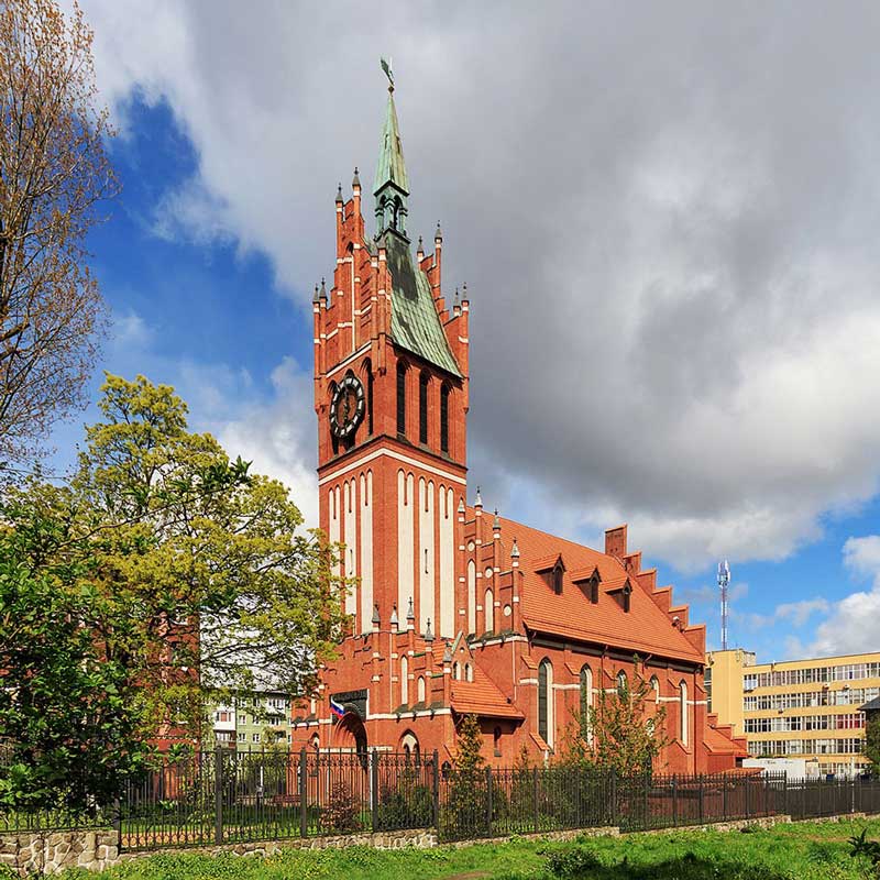 کلیسای خانواده مقدس با نمای آجرهای قرمز رنگ (Church of the Holy Family)