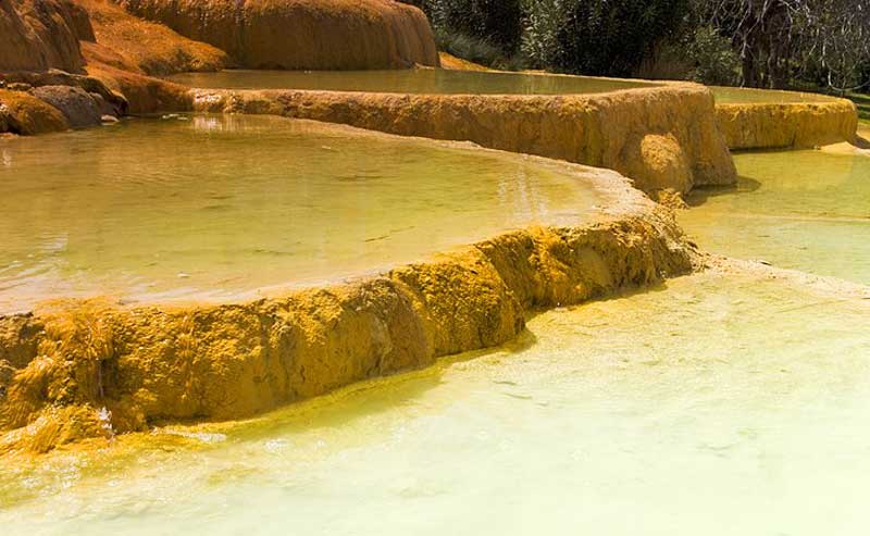 ظاهر پلکانی چشمه های آب گرم کاراهاییت (Karahayıt Hot Springs)