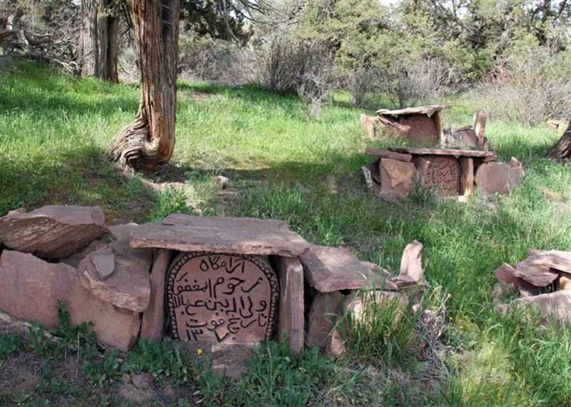سنگ قبرهای عجیب در گورستان تاریخی شمس آباد