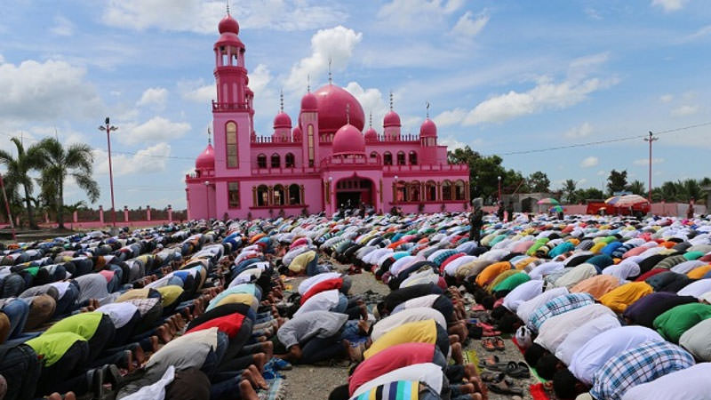 نمازگزاران مقابل مسجد صورتی هند در ماه رمضان
