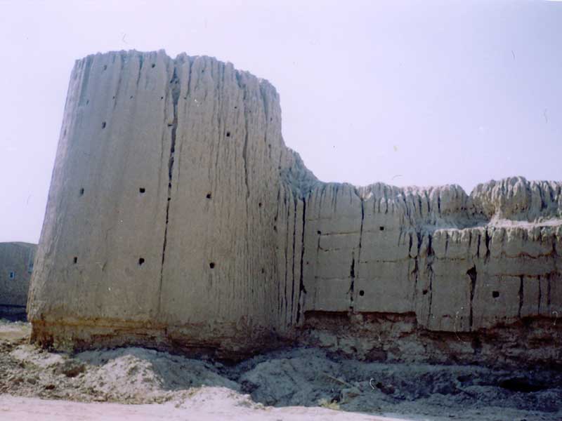 دیوارهای خرابه ارگ عبدالرضا خان بافقی